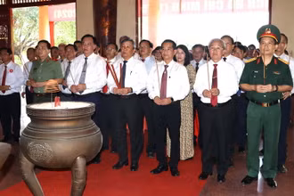 Các đồng chí lãnh đạo chủ chốt tỉnh Đồng Nai dâng hương tưởng nhớ công lao vĩ đại của Chủ tịch Hồ Chí Minh.