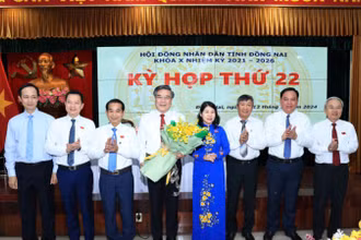 Lãnh đạo tỉnh Đồng Nai tặng hoa chúc mừng tân Phó Chủ tịch Ủy ban nhân dân tỉnh Dương Minh Dũng.