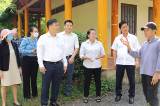 Đồng chí Hồ Văn Nam, Ủy viên Ban Thường vụ Tỉnh ủy Đồng Nai, Bí thư Thành ủy Biên Hòa (thứ 5 từ phải qua) kiểm tra công tác giải phóng mặt bằng dự án đường cao tốc Biên Hòa - Vũng Tàu.