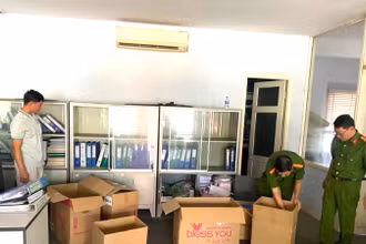 Cơ quan điều tra khám xét, thu giữ nhiều tài liệu của các bị can.