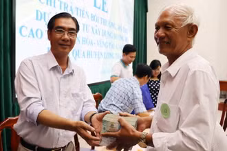Một người dân nhận tiền bồi thường, hỗ trợ dự án cao tốc Biên Hòa - Vũng Tàu.