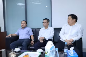 Phó Cục trưởng Cục Thuế Đồng Nai Đậu Đức Anh (bên trái) cùng cán bộ đơn vị làm việc với phóng viên Báo Nhân Dân về vụ việc.