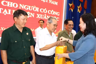 Phó Chủ tịch nước Võ Thị Ánh Xuân tặng quà cho người có công huyện Xuân Lộc, tỉnh Đồng Nai.