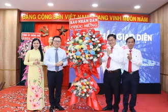 Đồng chí Lê Quốc Minh tặng lẵng hoa của Báo Nhân Dân chúc mừng Báo Đồng Nai nhân dịp tổ chức Hội thảo Báo Đảng miền Đông Nam Bộ mở rộng và ra mắt giao diện mới Báo Đồng Nai điện tử.