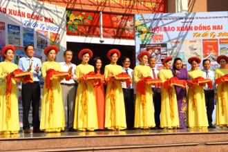 Các đại biểu cắt băng khai mạc Hội báo Xuân Ất Tỵ tỉnh Đồng Nai.