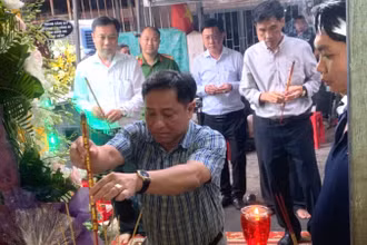 Đại diện cấp ủy, chính quyền thị trấn Hiệp Phước, huyện Nhơn Trạch đến viếng, chia buồn cùng gia đình anh Huỳnh Chí Phúc.