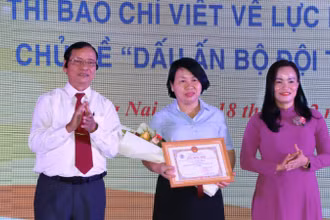 Lãnh đạo Ban Tuyên giáo Tỉnh ủy Đồng Nai và Hội Nhà báo tỉnh trao giải cho tác giả Cù Thị Thuận, phóng viên Báo Đồng Nai đạt giải Nhất cuộc thi Dấu ấn Bộ đội thời bình. 