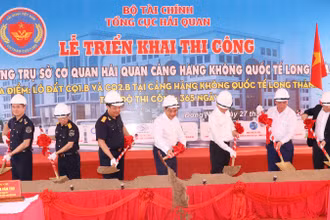 Các đại biểu thực hiện nghi thức khởi công dự án Trụ sở cơ quan Hải quan sân bay Long Thành.