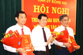 Bí thư Tỉnh ủy Đồng Nai trao quyết định cho đồng chí Dương Minh Dũng (bên phải) và đồng chí Võ Văn Phi (bên trái).