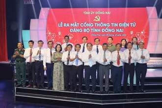 Các đại biểu tại lễ ra mắt Cổng Thông tin điện tử Đảng bộ tỉnh Đồng Nai.