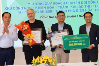 Phó Bí thư Tỉnh ủy, Chủ tịch Ủy ban nhân dân tỉnh Đồng Nai Võ Tấn Đức trao giải Nhất cuộc thi.