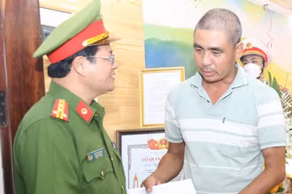 Đại tá Trần Anh Sơn, Phó Giám đốc Công an tỉnh Đồng Nai chia sẻ đau thương với gia đình liệt sĩ, Trung tá Nguyễn Khắc Thường.