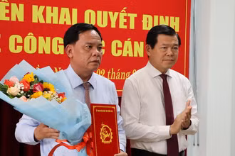 Bí thư Tỉnh ủy Đồng Nai Nguyễn Hồng Lĩnh trao quyết định và tặng hoa chúc mừng đồng chí Võ Tấn Đức.