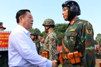 Đồng chí Nguyễn Trọng Nghĩa thăm, động viên chiến sĩ tham gia tập luyện diễu binh tại Sư đoàn 309.