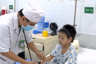 Điều trị bệnh nhân mắc sởi tại Bệnh viện Nhi đồng Đồng Nai.