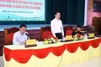 Bí thư Tỉnh ủy Đồng Nai Nguyễn Hồng Lĩnh chia sẻ với thanh niên hoàn thành nghĩa vụ quân sự trở về địa phương tại buổi đối thoại.