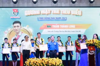 Trao bằng khen và biểu trưng cho các đoàn viên, thanh niên đạt giải.