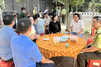 Phó Chủ tịch Ủy ban nhân dân tỉnh Nguyễn Thị Hoàng thăm hỏi, chia buồn, động viên gia đình anh Đinh Văn Kiên.