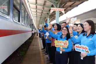 Các đại biểu tham dự chương trình tiễn công nhân về quê đón Tết trên "Chuyến tàu Công đoàn - Xuân 2025".