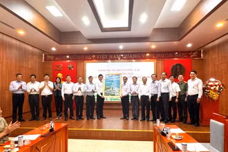 Lãnh đạo Tỉnh ủy Khánh Hòa tặng quà lưu niệm cho Tỉnh ủy Đồng Nai.