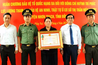 Lãnh đạo tỉnh Đồng Nai trao Huân chương Bảo vệ Tổ quốc hạng Ba cho đại diện gia đình đồng chí Huỳnh Trí Phúc.