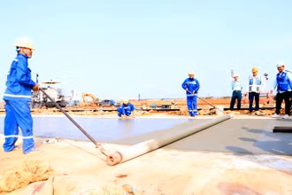 Thi công đường cất, hạ cánh sân bay Long Thành.