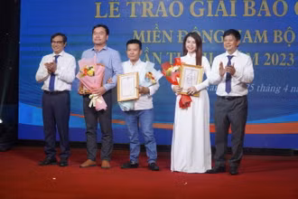 Phó Chủ tịch Hội Nhà báo Việt Nam Trần Trọng Dũng (bên phải) và Phó Chủ tịch Ủy ban nhân dân tỉnh Đồng Nai Nguyễn Sơn Hùng (bên trái) trao giải Nhất thể loại phát thanh-truyền hình cho nhóm tác giả của Đài phát thanh truyền hình Bình Dương.