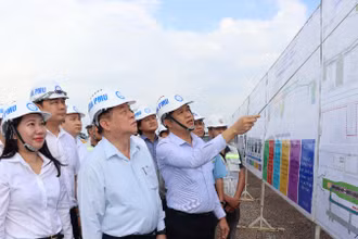 Đồng chí Nguyễn Trọng Nghĩa, Ủy viên Bộ Chính trị, Bí thư Trung ương Đảng, Trưởng Ban Tuyên giáo Trung ương thị sát công trường sân bay Long Thành.