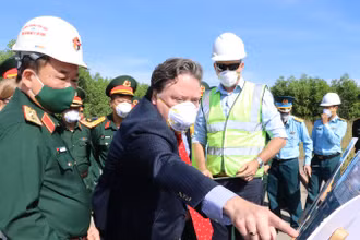 Thứ trưởng Quốc phòng Hoàng Xuân Chiến và Đại sứ Marc Knapper kiểm tra tiến độ dự án xử lý ô nhiễm dioxin khu vực sân bay Biên Hòa giai đoạn 1.