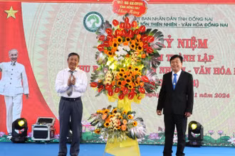 Phó Bí thư Thường trực Tỉnh ủy Đồng Nai Hồ Thanh Sơn tặng lẵng hoa chúc mừng nhân kỷ niệm 20 năm thành lập Khu Bảo tồn thiên nhiên văn hóa Đồng Nai.