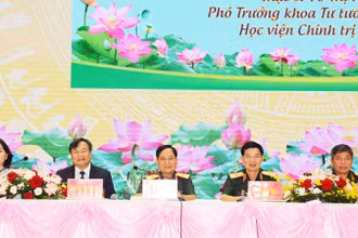 Các đồng chí chủ trì hội thảo. 
