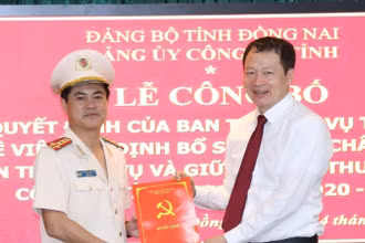 Đồng chí Vũ Hồng Văn, Bí thư Tỉnh ủy Đồng Nai trao quyết định cho Đại tá Nguyễn Đức Hải.