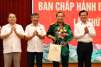 Các đồng chí trong Thường trực Tỉnh ủy Đồng Nai chúc mừng Đại tá Vũ Văn Điền được điều động, bổ nhiệm chức vụ Phó Tư lệnh, Tham mưu trưởng Bộ Tư lệnh Thành phố Hồ Chí Minh.
