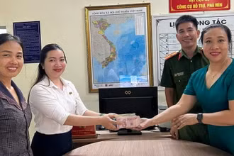 Chị Nguyễn Phạm Khánh Phương (áo trắng) trả lại số tiền cho chị Phạm Thị Nhị.