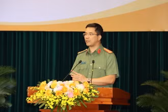 Đại tá Nguyễn Hồng Phong, Giám đốc Công an tỉnh Đồng Nai trả lời chất vấn về đấu tranh với tội phạm sử dụng công nghệ cao tại Kỳ họp thứ 18.