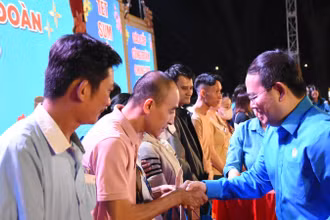 Phó Bí thư Tỉnh ủy, Trưởng Đoàn đại biểu Quốc hội tỉnh Đồng Nai Quản Minh Cường trao tặng quà Tết cho công nhân lao động.