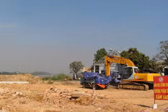 Cưỡng chế thu hồi đất để thực hiện dự án đường ven sông Đồng Nai tại phường Bửu Long, thành phố Biên Hòa.