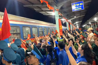 Đông đảo cán bộ, người dân tỉnh Đồng Nai tiễn cán bộ, chiến sĩ hành quân bằng tàu hỏa về lại đơn vị.