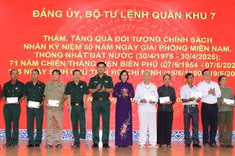 Trung tướng Nguyễn Trường Thắng, Tư lệnh Quân khu 7 và Phó Chủ tịch Ủy ban nhân dân tỉnh Đồng Nai Nguyễn Thị Hoàng với các gia đình chính sách.