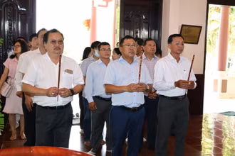Đoàn Cơ quan Thường trực Báo Nhân Dân tại Thành phố Hồ Chí Minh dâng hương tại Đền liệt sĩ huyện Nhơn Trạch.