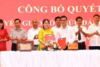 Đại diện Ban Tổ chức Đảng ủy Khối doanh nghiệp tỉnh Đồng Nai và Ban Tổ chức các đảng bộ ký biên bản bàn giao tổ chức đảng và đảng viên.