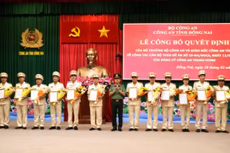 Đại tá Nguyễn Đức Hải, Giám đốc Công an tỉnh Đồng Nai trao quyết định điều động cán bộ.