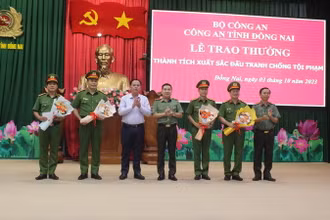 Quyền Chủ tịch Ủy ban nhân dân tỉnh Đồng Nai Võ Tấn Đức cùng lãnh đạo Công an tỉnh Đồng Nai chúc mừng các đơn vị được khen thưởng đột xuất.