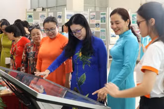 Các đại biểu tham dự khai mạc trải nghiệm không gian triển lãm thông qua màn hình tương tác.