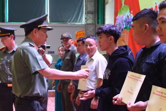 Thứ trưởng Lê Quốc Hùng tặng quà cho một số người dân thành phố Biên Hòa có nhiều đóng góp trong phong trào Toàn dân bảo vệ an ninh Tổ quốc.