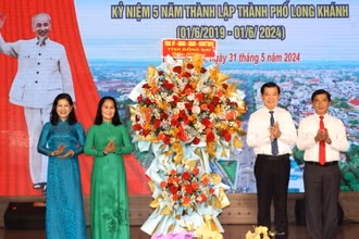 Thay mặt lãnh đạo tỉnh Đồng Nai, Bí thư Tỉnh ủy Đồng Nai Nguyễn Hồng Lĩnh tặng lẵng hoa chúc mừng cho tập thể Thường trực Thành ủy Long Khánh.