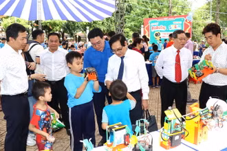 Phó Chủ tịch Ủy ban nhân dân tỉnh Đồng Nai Nguyễn Sơn Hùng với các em thiếu nhi đến vui chơi tại Công viên Biên Hùng tại lễ khai mạc hè.
