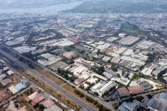 Một góc khu công nghiệp Biên Hòa 1 hướng ra sông Đồng Nai trước thời điểm chuyển đổi công năng.