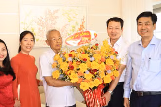 Bí thư Tỉnh ủy Đồng Nai Vũ Hồng Văn (thứ hai từ phải qua) thăm, chúc mừng đồng chí Phan Văn Trang nhân dịp kỷ niệm 95 năm Ngày thành lập Đảng Cộng sản Việt Nam.