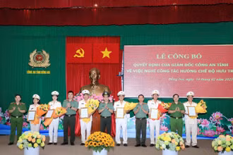 Các đồng chí trong Ban Giám đốc Công an tỉnh Đồng Nai trao quyết định nghỉ công tác hưởng chế độ hưu trí cho lãnh đạo các phòng.